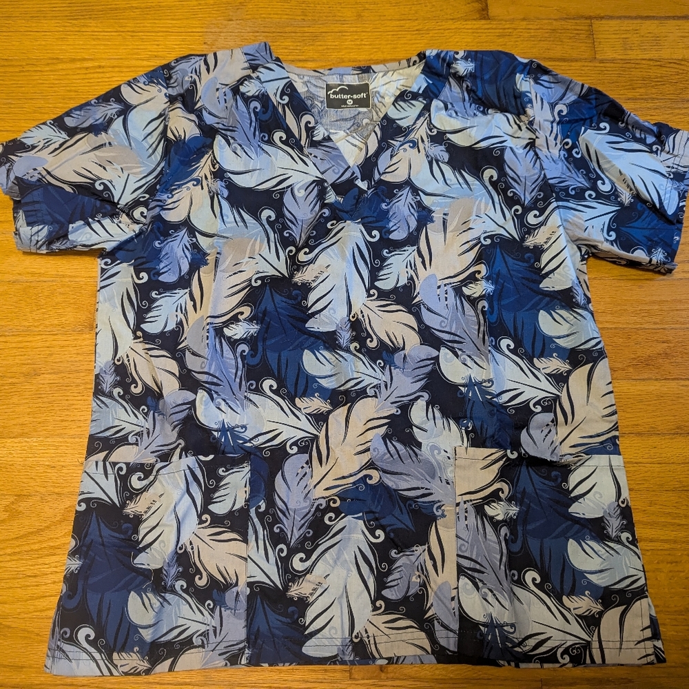 Butter-soft by Uniform Advantage feather print scrub top size medium